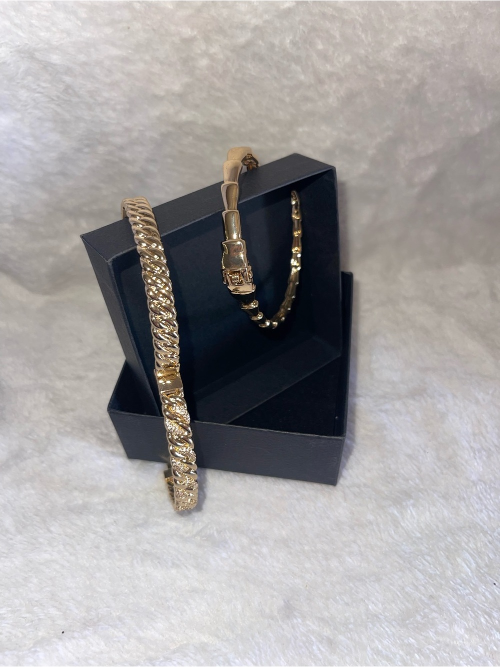 Set of 2 Gold Tone Women's Bracelet Set - Elegant Hinge & Bangle Style